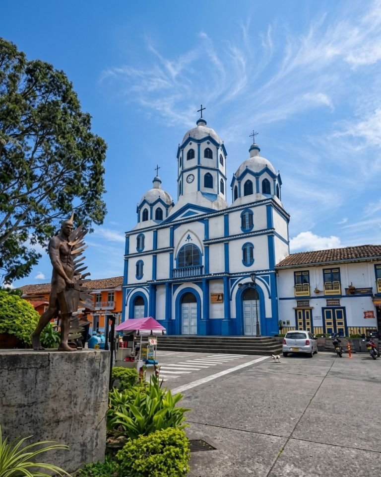Plaza de Bolívar de Filandia, Quindío, con la Iglesia de la Inmaculada Concepción al fondo.