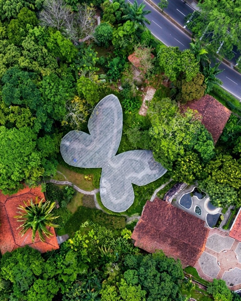 Fotografía aérea del Mariposario con estructura en forma de mariposa rodeado de vegetación tropical en Calarcá, Quindío.
