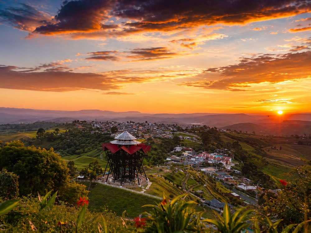 Mirador Colina iluminada en Filandia Quindío
