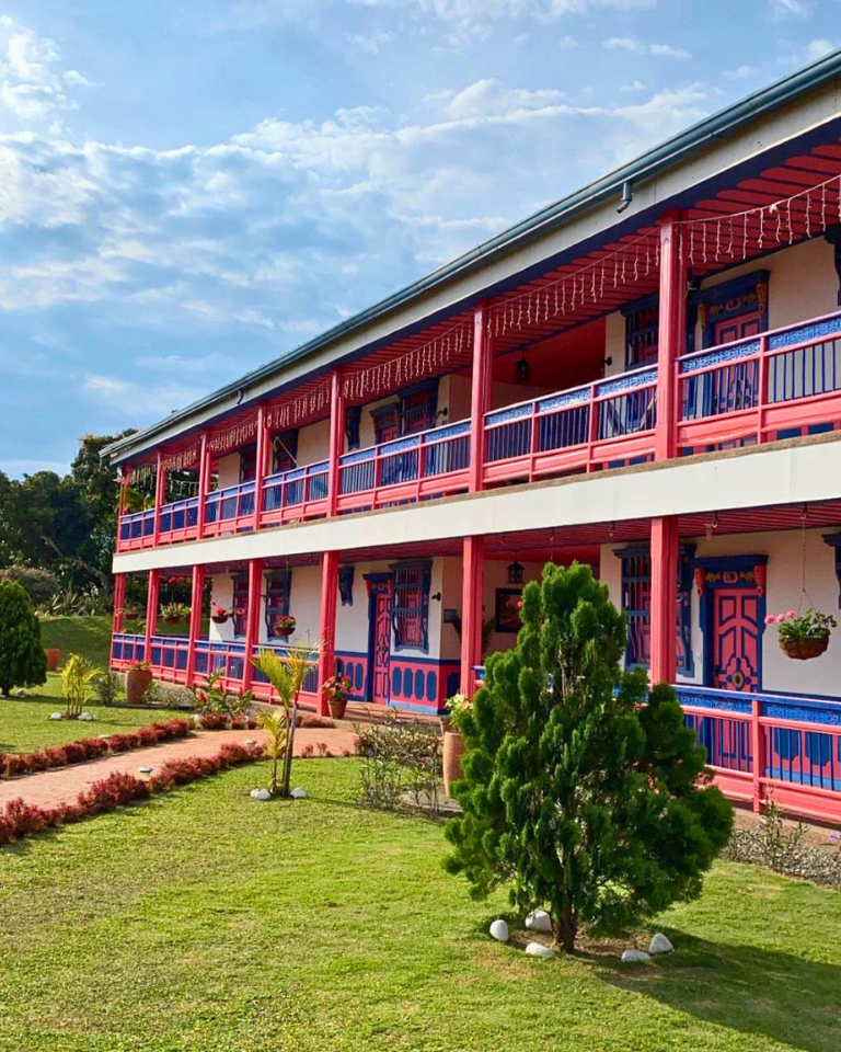 Fachada del Hotel Arrayanes del Quindío con arquitectura tradicional, jardines y ambiente campestre en Montenegro.