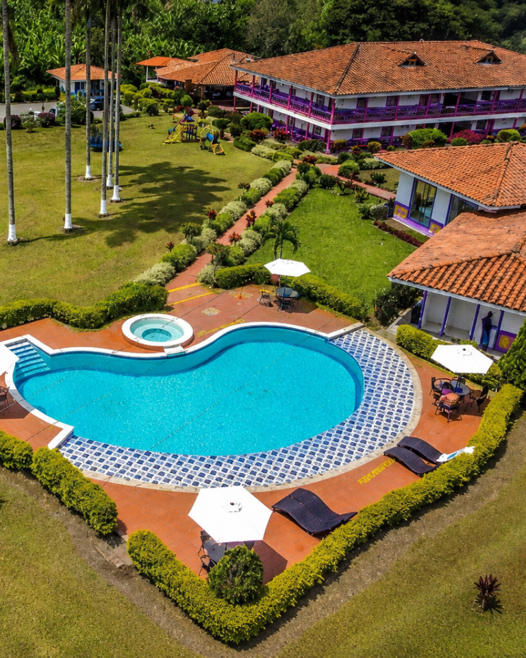 Vista aérea del Hotel Arrayanes del Quindío con piscina, jardines y amplias zonas verdes en el Eje Cafetero.